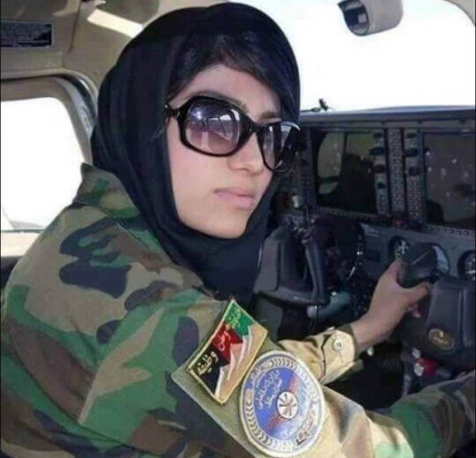 Niloofar completó un curso de pilotaje de 15 meses en las bases de la Fuerza Aérea de Arkansas, Texas y Florida.