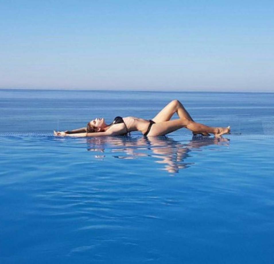 Valentina Sampaio, 22, nunca ha revelado su nombre de nacimiento, 'yo siempre fui Valentina', ha dicho en reiteradas ocasiones a los medios. A su corta edad ya ha protagonizado varios hitos: es la primera trans que llega a la tapa de la revista Vogue y Elle. Además ha protagonizado campañas de cósmeticos y productos de belleza como Loreal y otras reconocidas marcas y también ha desfilado en las pasarelas más importantes del mundo.