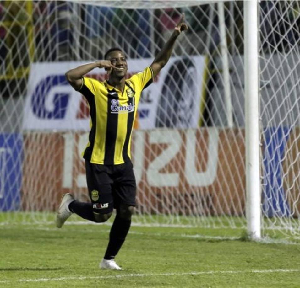 Así festejó Darixon Vuelto su gol, como hablando por celular.