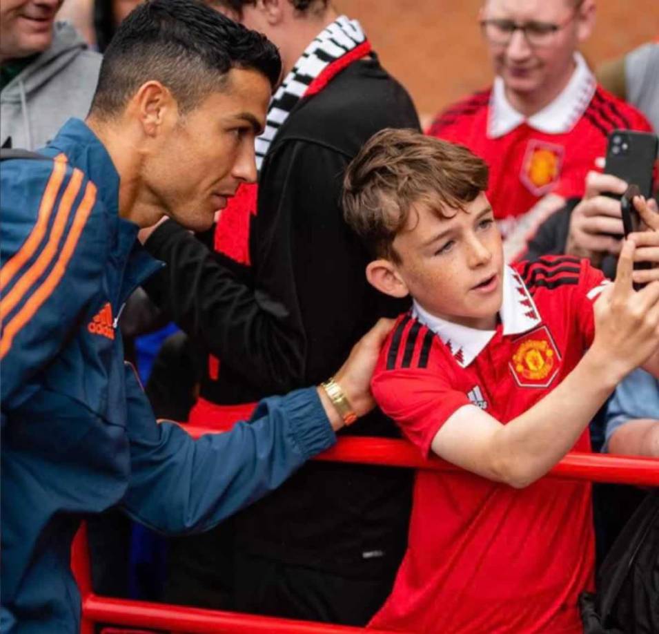 Cristiano Ronaldo tuvo un gran gesto con este pequeño aficionado del Manchester United. No dudó en posar para la selfie.