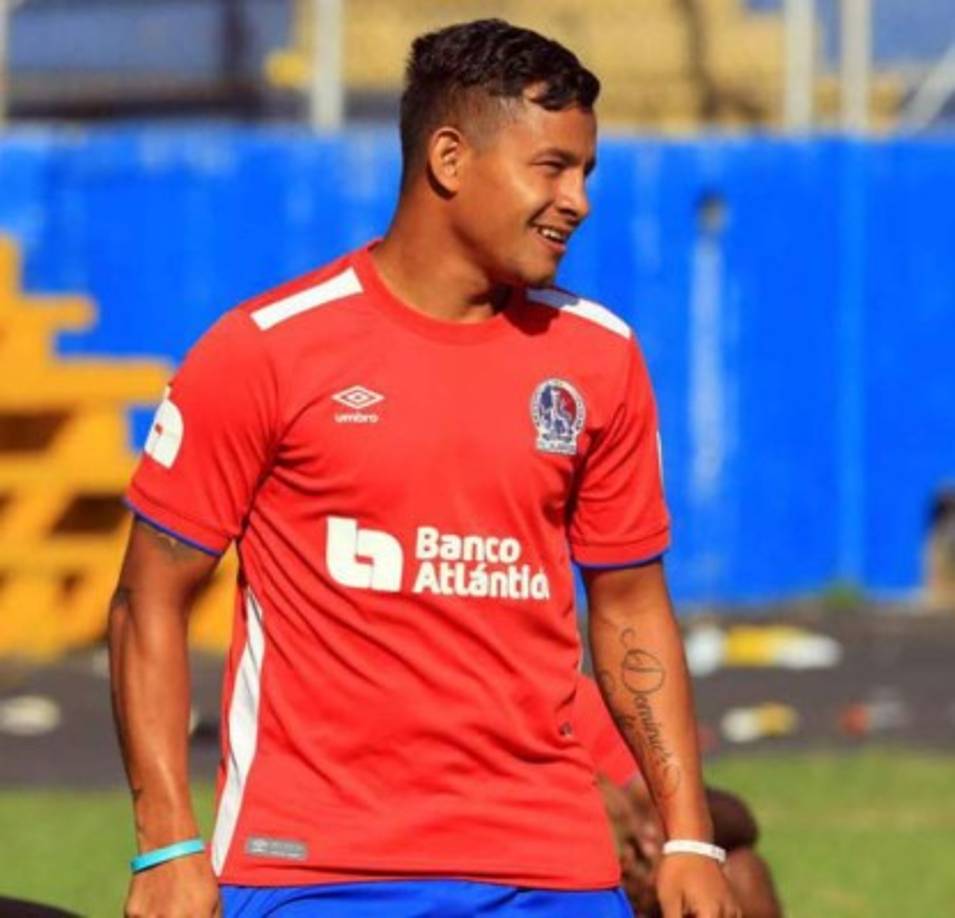 Germán Patón Mejía: El jugador del Olimpia se sumó a la lucha contra el coronavirus y salió a las calles para desinfectar vehículos.