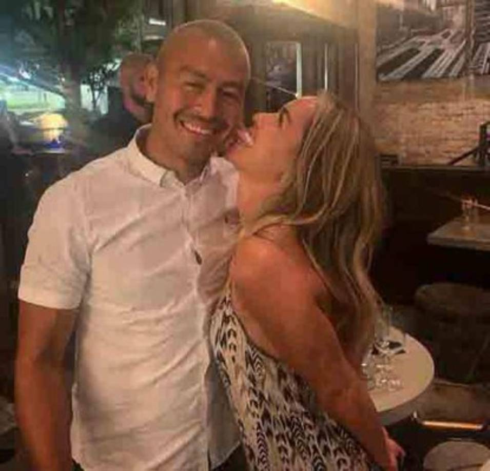Y Roger Espinoza ha causado revuelo al lucir este nuevo look. El mediocampista hondureño se rapó y no dejó cabello en su cabeza. Así lo presumió al lado de su amada pareja.