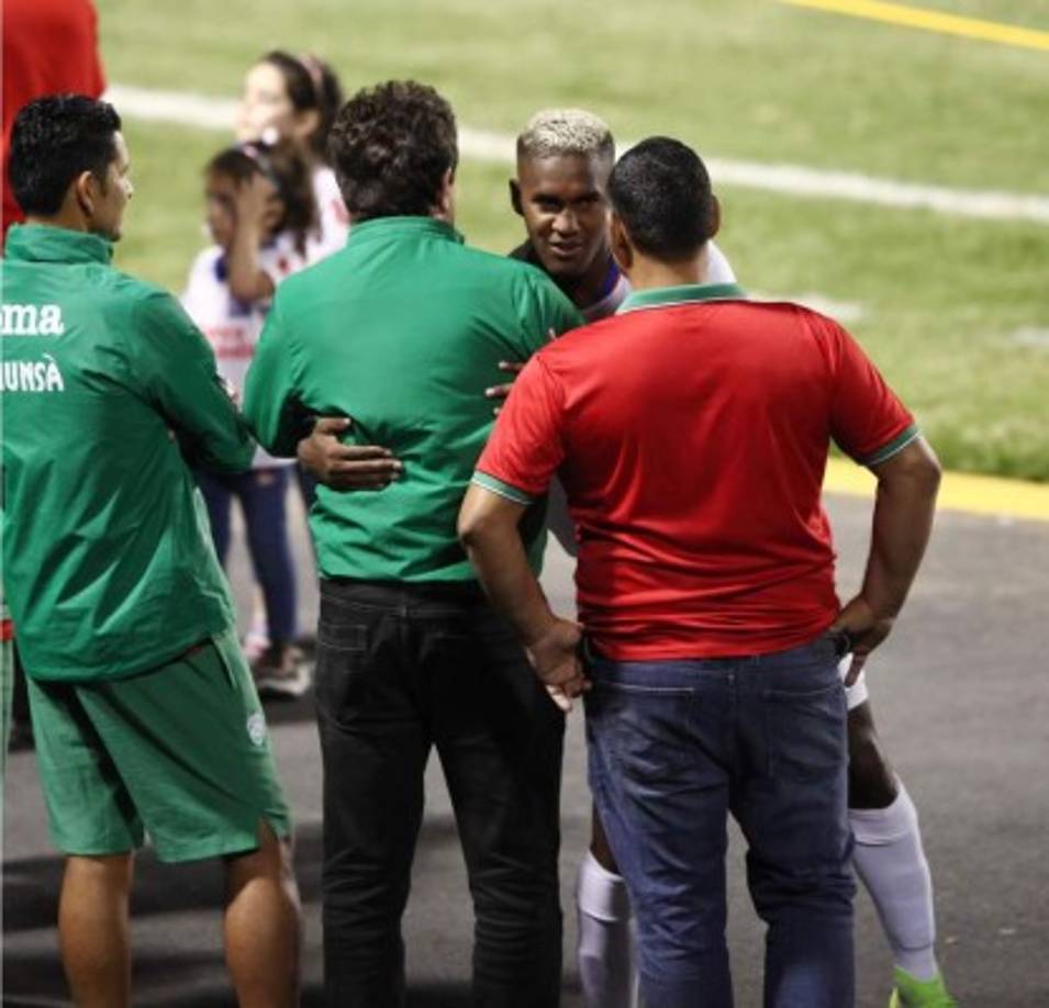 Brayan Beckeles también se acercó al banquillo del Marathón y se abrazó con Héctor Vargas.