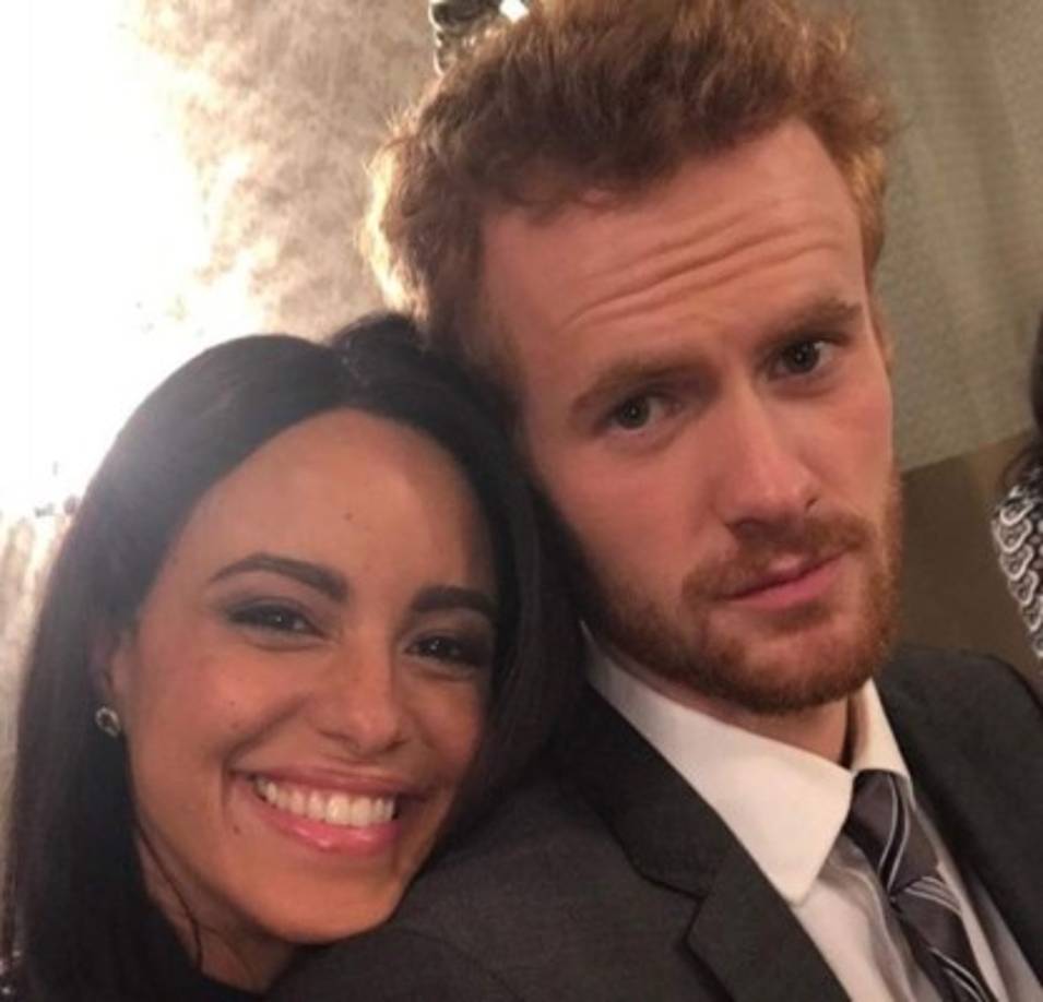 En esta foto ambos actores ya con su caracterización lucen casi idénticos a Meghan y al príncipe Harry.