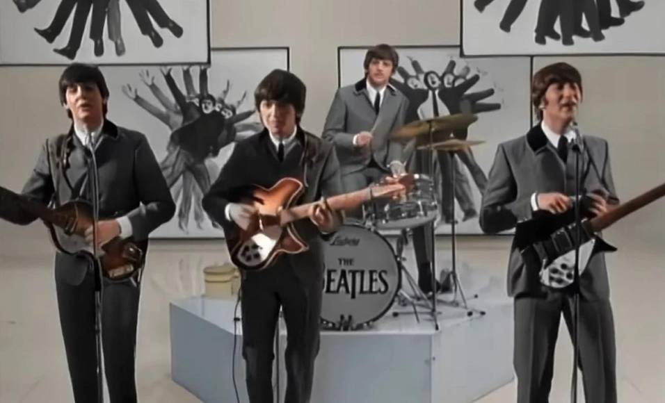 La Beatlemanía llegó cuando los estadounidenses también se sintieron atraídos por el fenómeno de la banda. A partir de<i> I Want To Hold Your Hand</i>, las canciones de los Beatles se alternaban en el primer lugar en las radios, y la travesía hacia el continente americano era solo cuestión de tiempo.