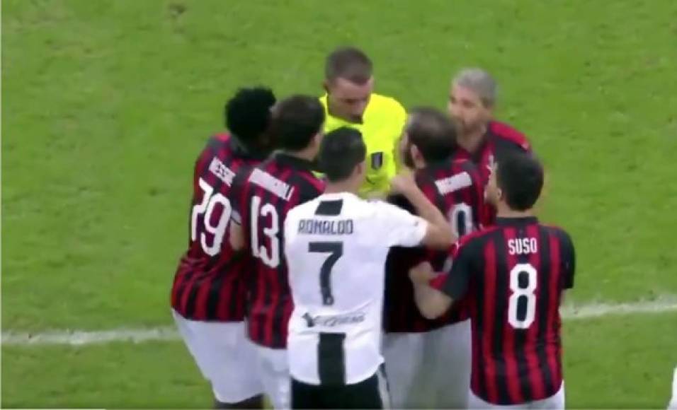 Higuaín se volvió loco reclamando al árbitro italiano Paolo Silvio Mazzoleni y llegó Cristiano Ronaldo para tratar calmarlo. Foto captura pantalla