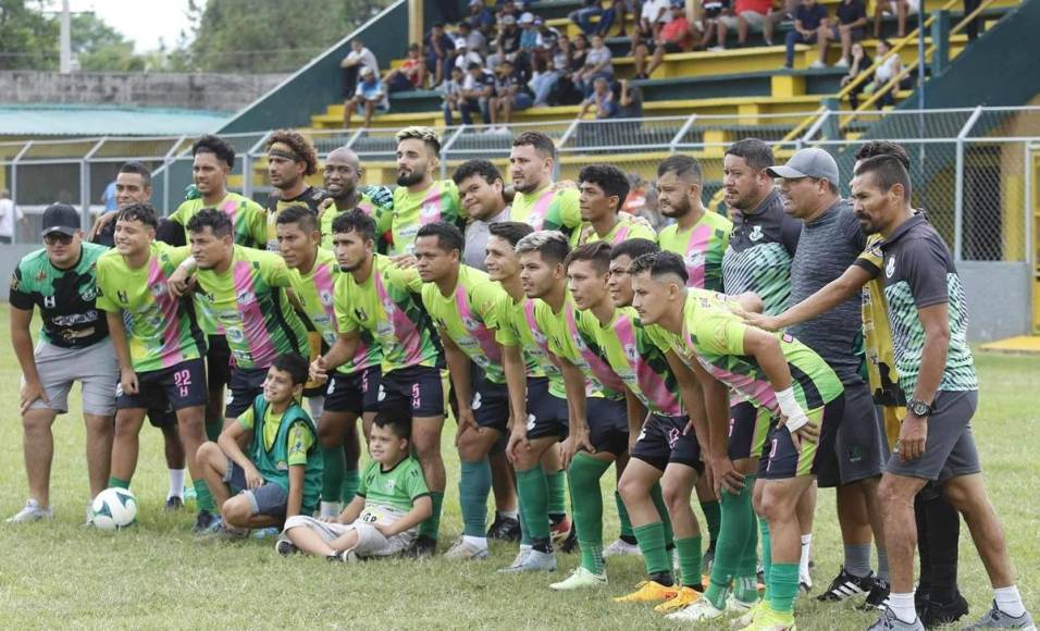 El plantel del CD San Juan de Gualjoco posando antes del inicio del partido en el estadio Humberto Micheletti de El Progreso.