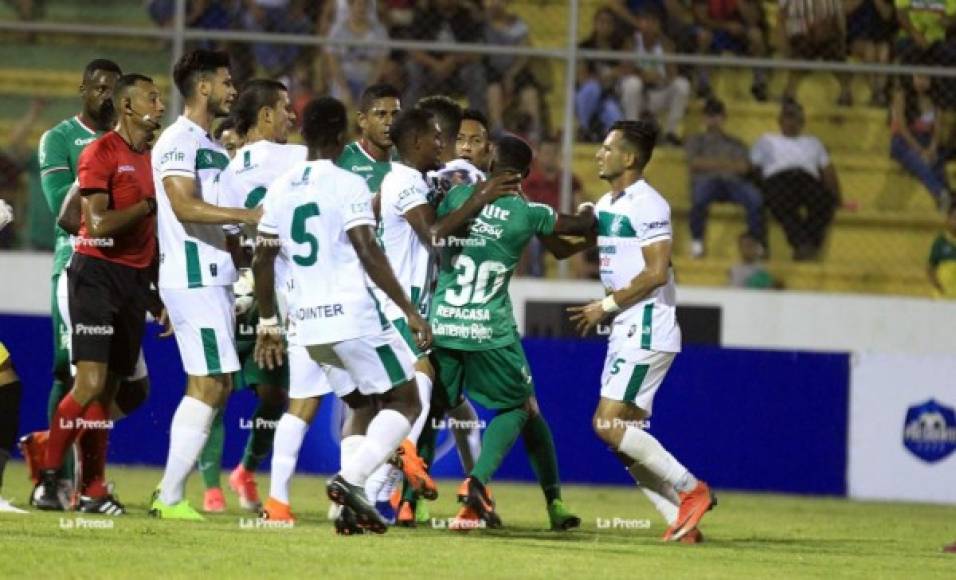 Jugadores de Marathón y Platense protagonizaron un zafarrancho en el segundo tiempo del partido.