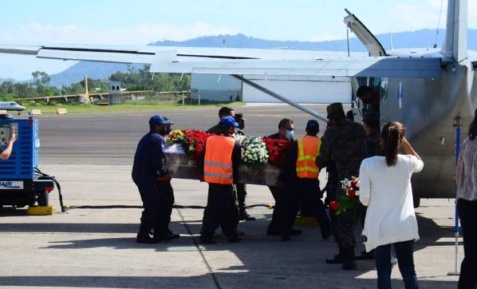 Un avión de la Fuerza Aérea traslado el cuerpo de la excongresista y dirigente liberal hasta la región de la Mosquitia. Fue ultimada el domingo en el interior de su residencia. Su esposo, el coronel retirado Wilfredo Urtecho, resultó herido de bala en el percance.