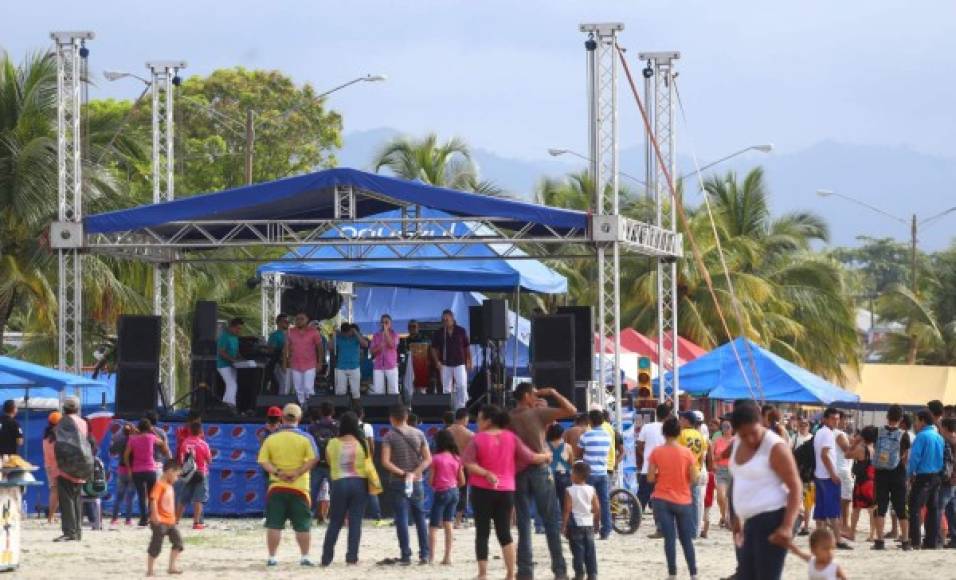 Cada 10 kilómetros, en el bulevar del norte que conduce a Puerto Cortés, elementos de la Policía Preventiva y Militar han montado retenes para asegurar que los conductores acaten la ley. Además aprovechan para recordarles las medidas de seguridad.