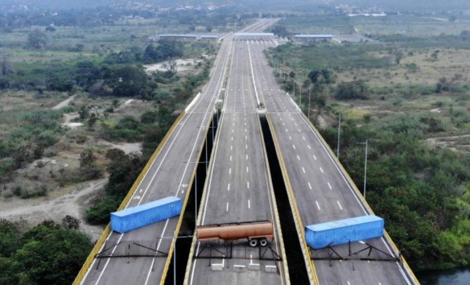 Aerial view of the Tienditas Bridge, in the border between Cucuta, Colombia and Tachira, Venezuela, after Venezuelan military forces blocked it with containers on February 6, 2019. - Venezuelan military officers blocked a bridge on the border with Colombia ahead of an anticipated humanitarian aid shipment, as opposition leader Juan Guaido stepped up his challenge to President Nicolas Maduro's authority. (Photo by EDINSON ESTUPINAN / AFP)