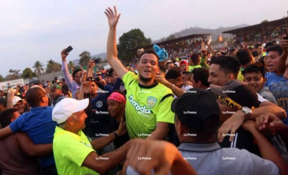 Aficionados del Real de Minas invadieron la cancha al final del partido para festejar la salvación del descenso.