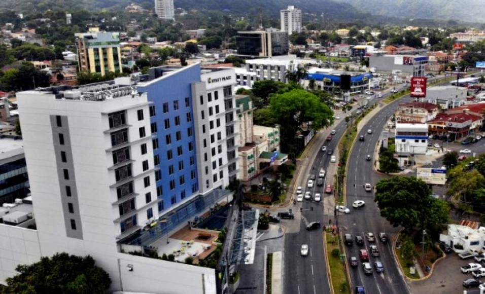 8. Con el Hyatt Place se amplía oferta hotelera.<br/><br/>Ubicado en la avenida Circunvalación, en una zona exclusiva de la ciudad, abrió sus puertas el hotel Hyatt Place en el mes de septiembre de 2018. <br/>Es el segundo hotel de la marca en Honduras y el quinto en Centroamérica. En la inauguración oficial estuvieron presentes autoridades del Gobierno, municipales y ejecutivos del complejo hotelero.<br/><br/>Hyatt Place San Pedro Sula es propiedad de Latam Hotel Corporation, compañía que invirtió más de 40 millones de dólares (960 millones de lempiras) en el complejo de oficinas, comercio, hotel, estacionamiento y creo 300 fuentes de empleo directo durante su construcción. Actualmente ya en operación, genera 190 plazas de trabajo fijas.<br/><br/>Latam Hotel Corp es una empresa enfocada en el desarrollo de propiedades de uso mixto con inversiones que superan los 180 millones de dólares en la región. Todos los hoteles son operados por su socio GHL de Colombia, empresa multilatina con 52 años de experiencia en el mercado de la hostelería y más de 70 hoteles en 13 países de América.<br/>El hotel es parte del complejo comercial y oficinas ágora, permitiendo a sus huéspedes acceder a un área de oficinas, restaurantes y servicios comerciales sin salir del edificio.<br/><br/>Los huéspedes pueden encontrar un centro corporativo y una exquisita selección de restaurantes, bar de champán y café, boutiques, salón de belleza, tiendas de vino, entre otros.<br/>Ofrece además 138 modernas y lujosas habitaciones y por su ubicación es una excelente opción para los visitantes.<br/>“Por su excelente ubicación en la Circunvalación, novedoso diseño y seguridad, estamos convencidos que el nuevo Hyatt Place San Pedro Sula será la mejor opción para los visitantes de esta pujante ciudad”, indicó el día de la inauguración Alejandro Paiz, presidente de Latam Hotel Corporation.<br/><br/>El ejecutivo detalló que Hyatt Place San Pedro Sula incorpora aspectos de sostenibilidad que reducen el consumo energético. <br/>Con este hotel se amplía la oferta hotelera en la ciudad.