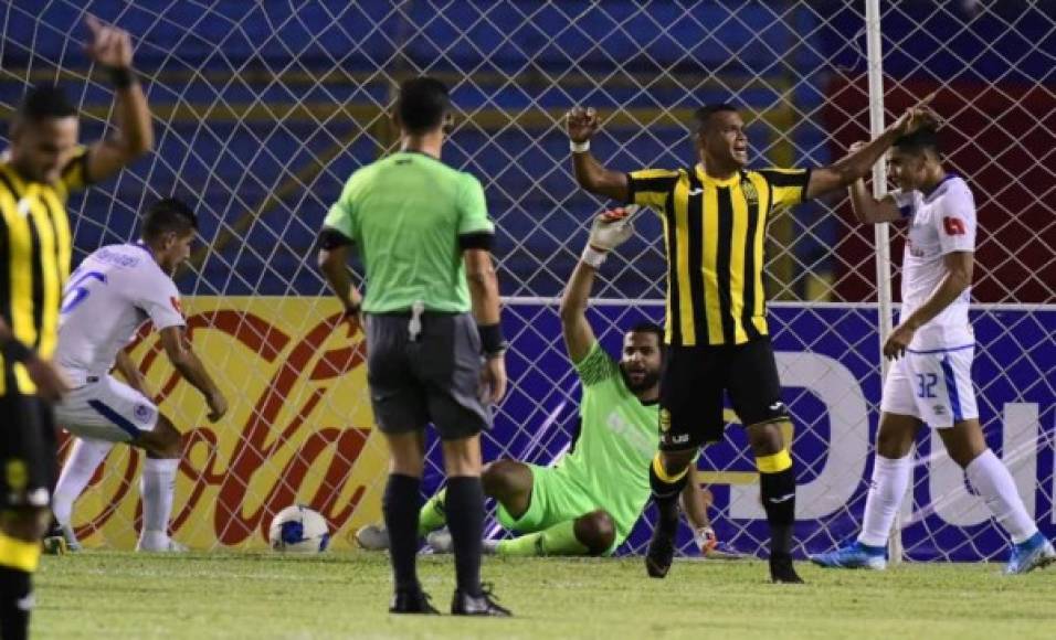 La polémica se hizo presente en el partido. Al Real España se le anuló un gol correcto que había anotado el defensor Getsel Montes. Se sancionó un fuera de juego que no existió.