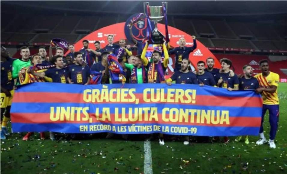 La pancarta que mostraron los jugadores del Barcelona en el festejo.