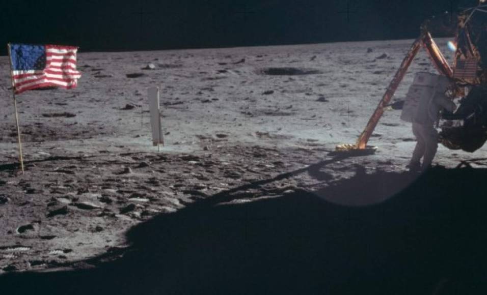 Neil Armstrong se apresta a regresar a la nave tras colocar la bandera estadounidense en el suelo lunar, en un hecho histórico para su país.