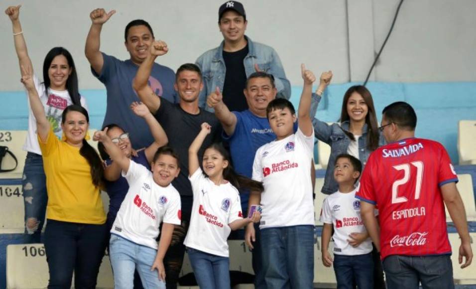 Esteban Espíndola estuvo en las gradas del estadio Nacional acompañado por su familia.