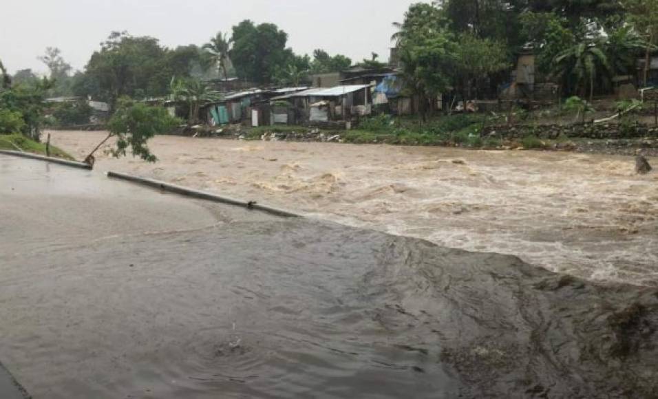 Las lluvias en San Pedro Sula comenzaron en intensidad desde martes en horas de la madrugada por lo que varias calles se encuentran inundadas.