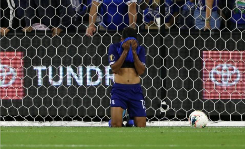 La tristeza de los salvadoreños tras un gol de Honduras.