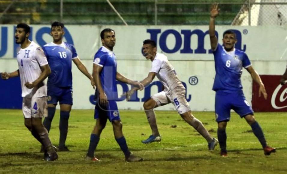 Jonathan Paz corre a celebrar su gol para el empate de Honduras.