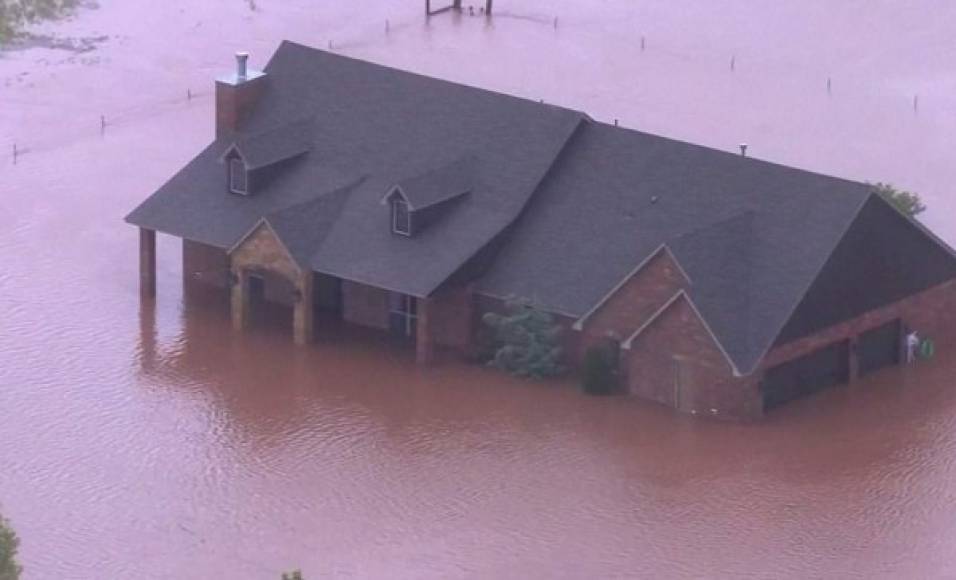 Las fuertes tormentas provocaron la cancelación de decenas de vuelos en Kansas, Oklahoma y Texas.