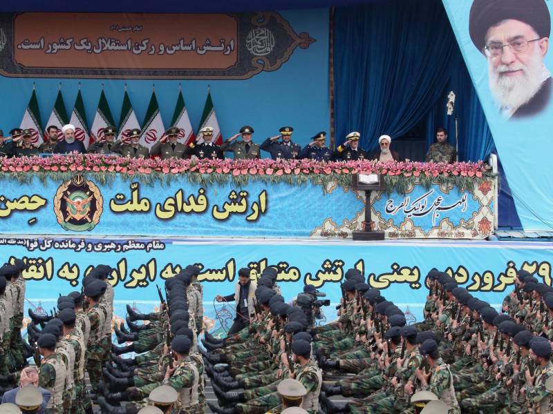 Soldados iraníes durante un desfile en una imagen de archivo. EFE/ Abedin Taherkenareh