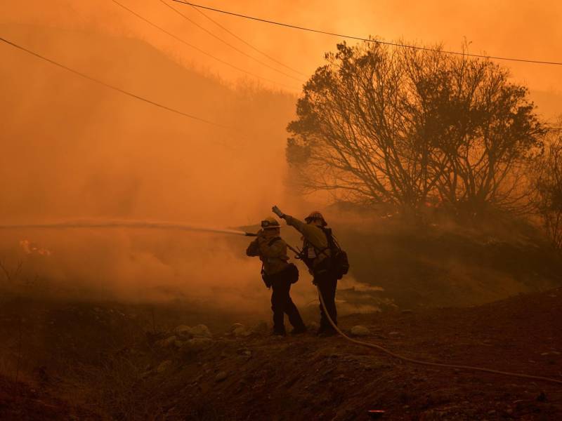 Dos incendios forestales avanzaron este fin de semana en California, en la costa oeste de Estados Unidos, con un conjunto de 109.772 acres afectados (casi 44.423 hectáreas) y un acumulado de al menos cuatro heridos, aunque el condado de Los Ángeles levantó las órdenes de evacuación.