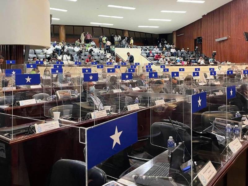 “Hacemos nuestras sus palabras de no aprobar cosas a la oscuridad de la noche”, cuestionó la bancada del Partido Nacional.
