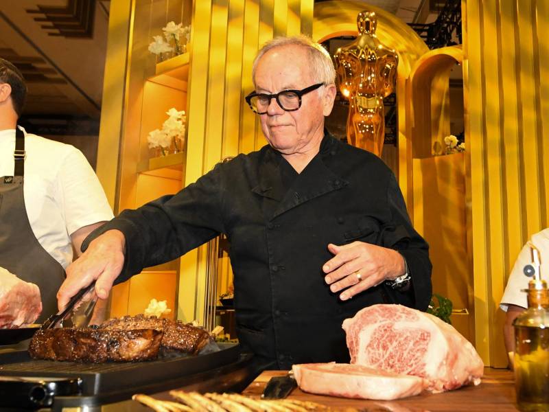 La paella y el jamón ibérico fungirán como los dignos representantes de España en la Governors Ball, la fiesta posterior a los Óscar, en donde al menos 1600 invitados degustarán del menú comandado por el chef de origen austriaco Wolfgang Puck. Puck, que lleva 30 años sirviendo el menú posterior a los galardones, presentó el menú que degustaran en la fiesta celebrada este próximo domingo 10 de marzo de 2024.