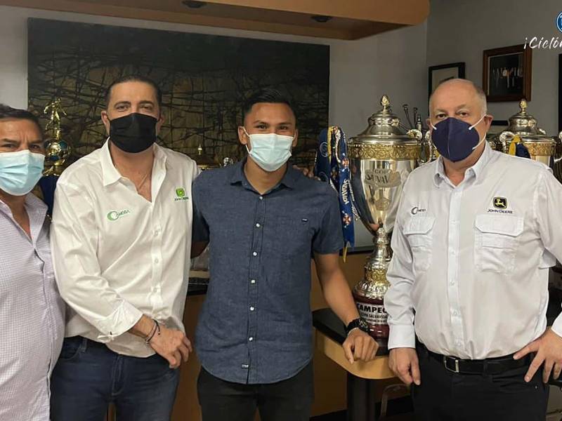 Denil Maldonado junto a los directivos Eduardo y Pedro Atala.