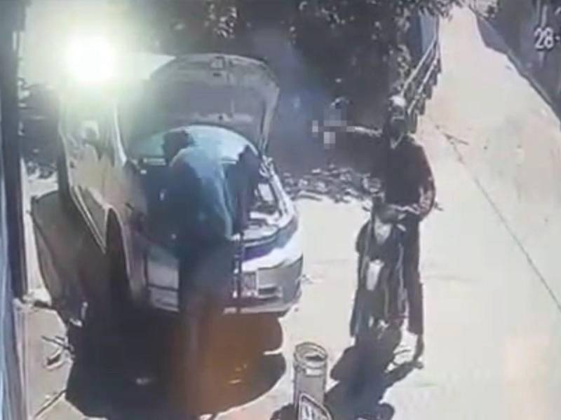 Momento en que un sicario en motocicleta asesina a disparos a un mecánico en Tegucigalpa, Honduras.