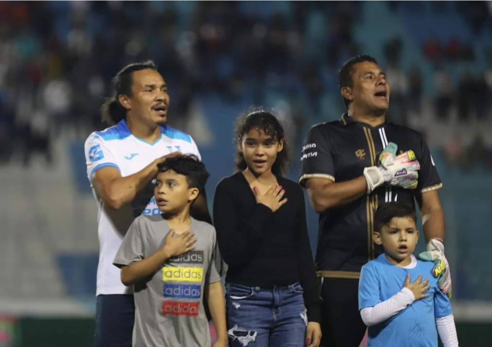 ‘Rambo’ de León entró al estadio Nacional Chelato Uclés acompañado por sus hijos y entonó el himno nacional con mucho sentimiento.