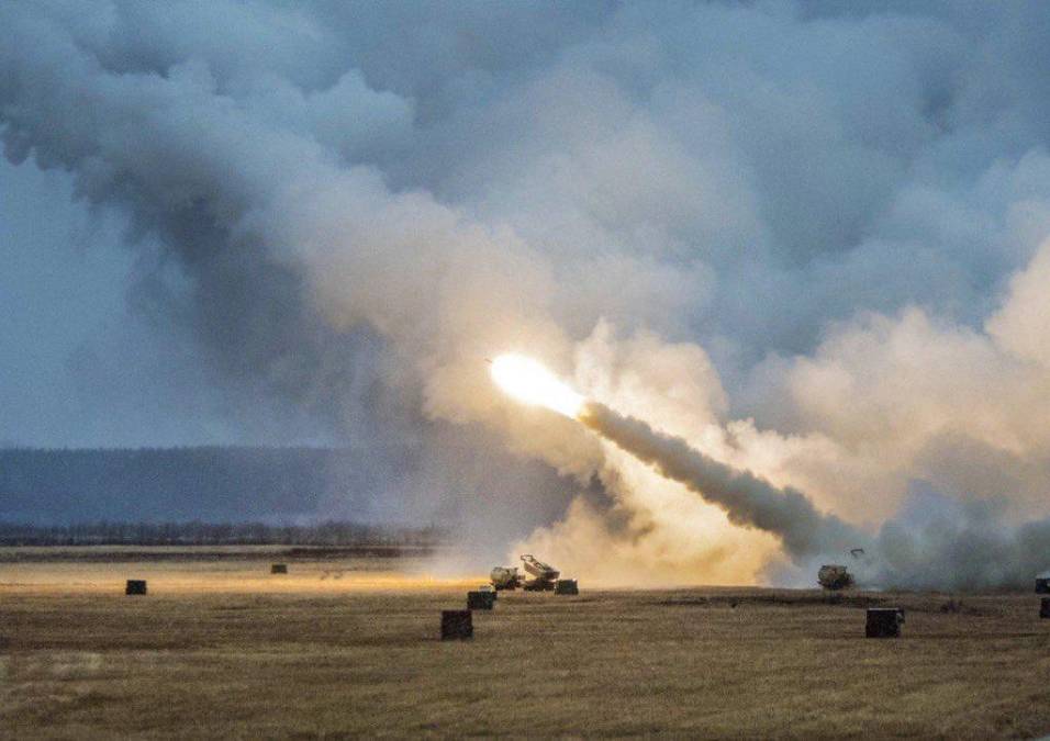 La M142 Himars, siglas de “High Mobility Artillery Rocket System”, es una plataformas móviles de lanzacohetes montados en blindados ligeros que pueden cargar misiles de 227 mm guiados por GPS con un alcance de unos 80 kilómetros. 