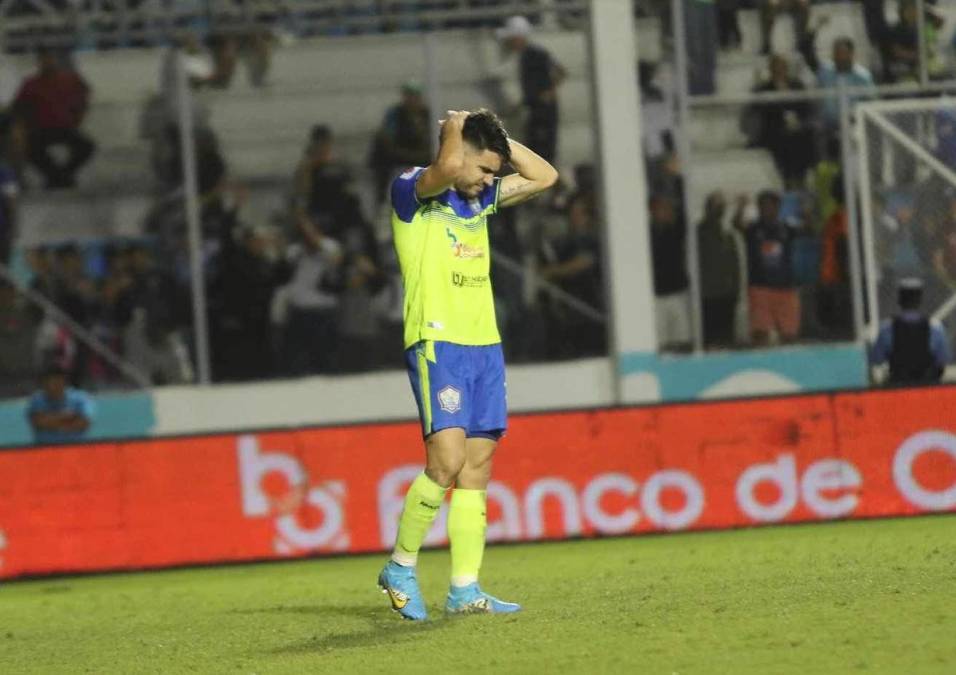 El argentino José Pablo Soda lanzó el segundo penal del Olancho FC y lo tiró arriba del arco motagúense.
