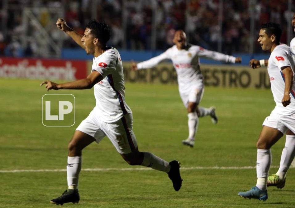 José Mario Pinto celebrando su gol para el 1-0 del Olimpia ante Alajuelense.