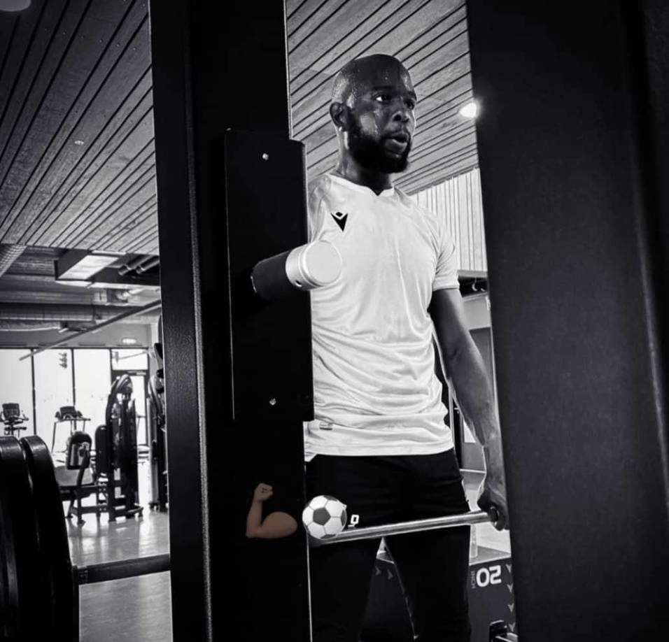 “Los médicos determinaron que la pierna de Lukoki tuvo que ser amputada debido a una infección persistente y deficiencia de oxígeno”, detalló el periódico neerlandés Algemeen Dagblad.