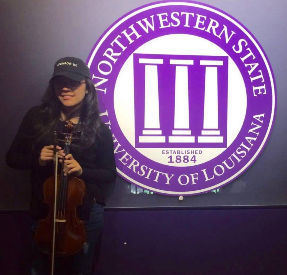 En agosto 2016, Cesia llegó a la ciudad de Natchitoches, Luisiana, para comenzar sus estudios de pregrado y tocar en la orquesta de la universidad, encargada de otorgar la beca a los artistas.