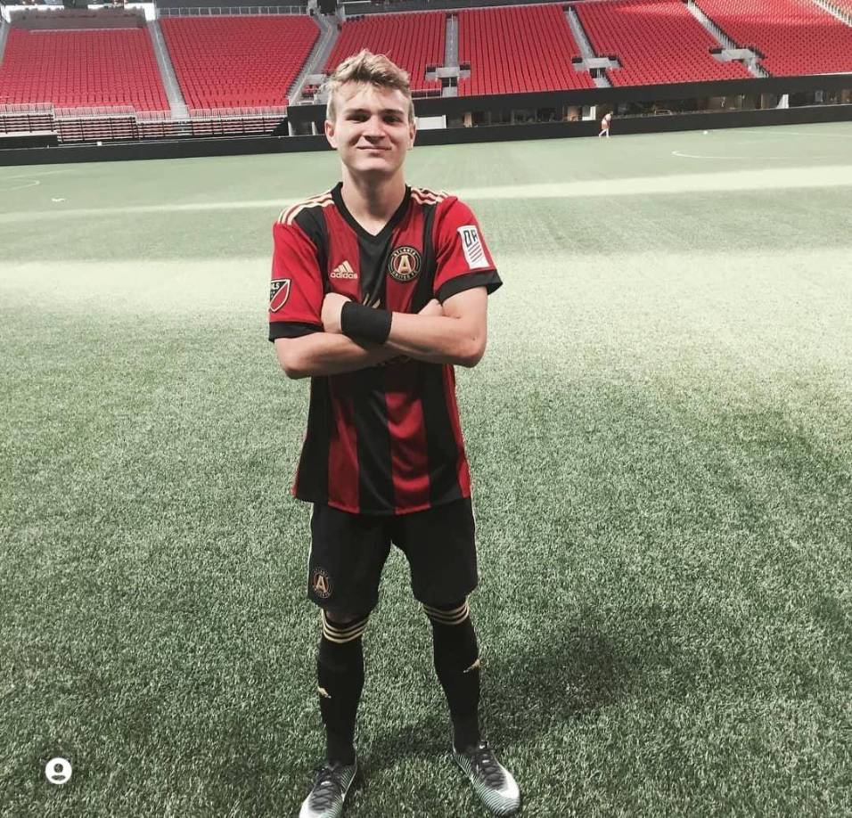 Mikey Chappelear integró entre 2016 y 2017 las juveniles del Atlanta United de la MLS. Se desempeña como mediocampista ofensivo.