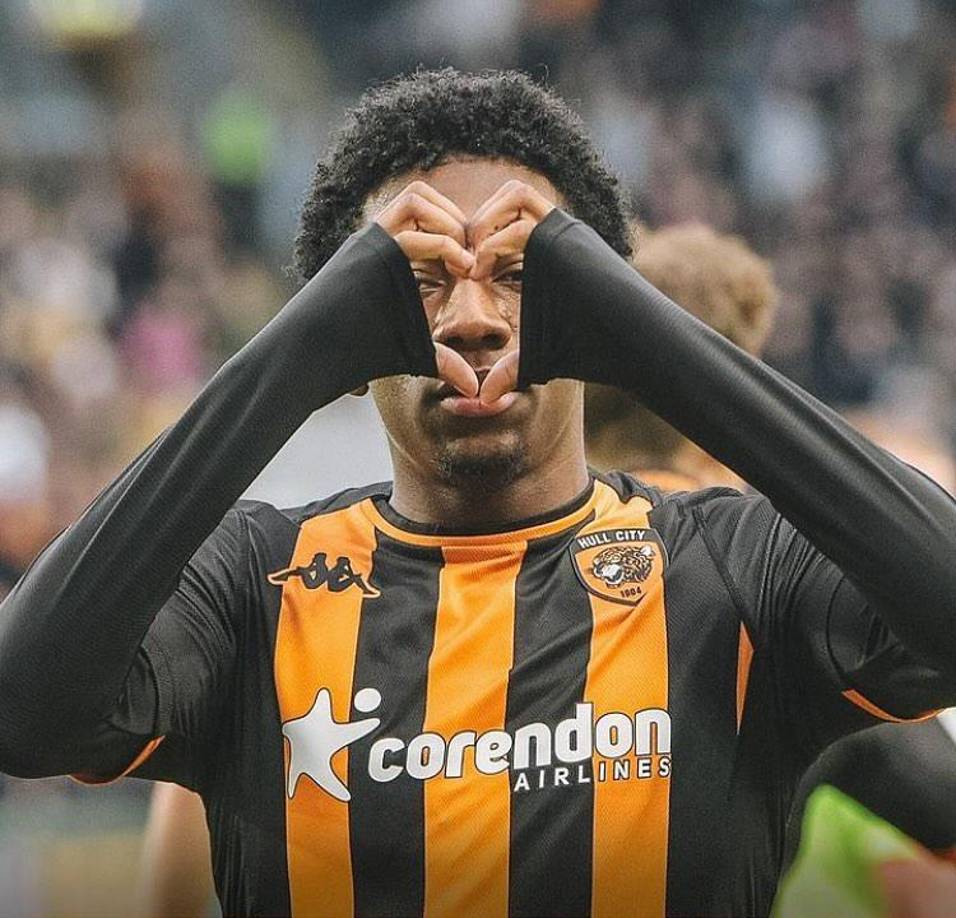 El periodista de Sky Sport, Florian Plettenberg adelantó que el Barcelona hizo una oferta formal al Hull City (Segunda división inglesa) por Jaden Philogene. Se trataría de una cesión de una temporada con obligación a compra obligatoria a partir del 2025.