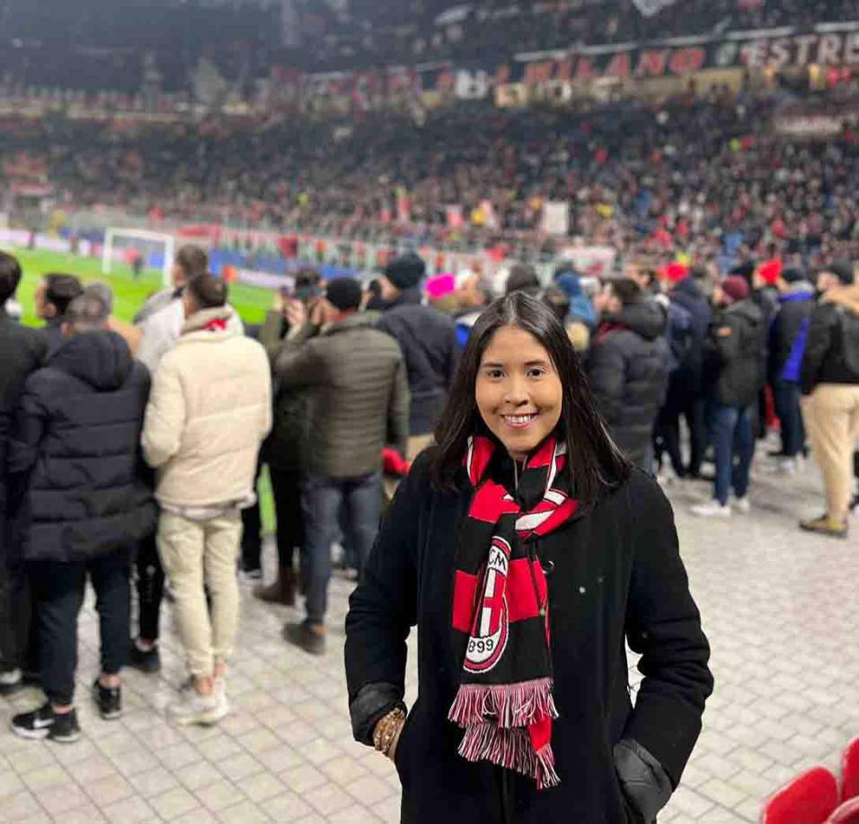 Honduras presente: La joven hondureña Danna Valle estuvo en San Siro observando a su amado Milan en el duelo ante Tottenham por la ida de octavos de final de la Champions League. 