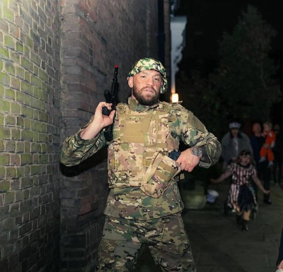 Conor McGregor, peleador irlandés de la UFC, con un disfraz de militar.