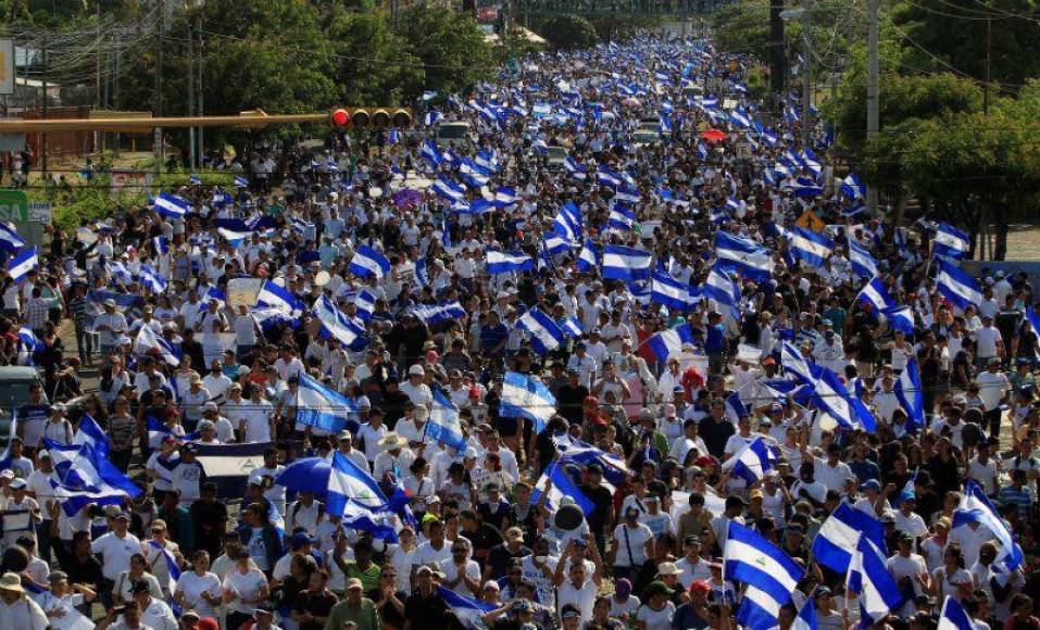 El azul y blanco del emblema nacional se convirtió en ese momento en símbolo de las protestas, en contraposición al rojo y negro de la bandera del gobernante Frente Sandinista.