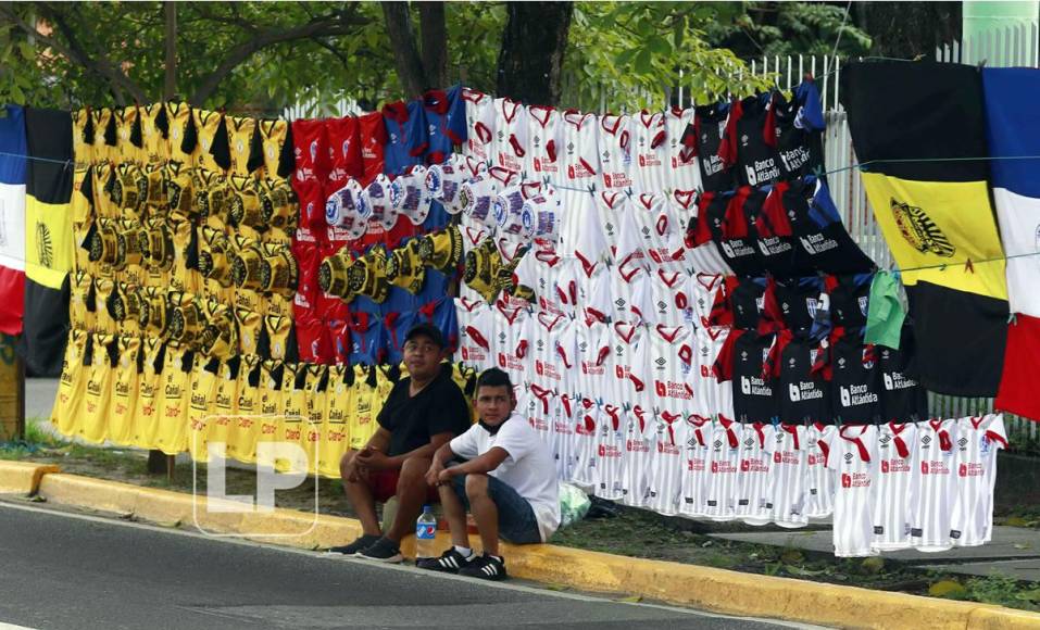 La venta de camisetas de Real España y Olimpia en los alrededores del escenario de la Gran Final.