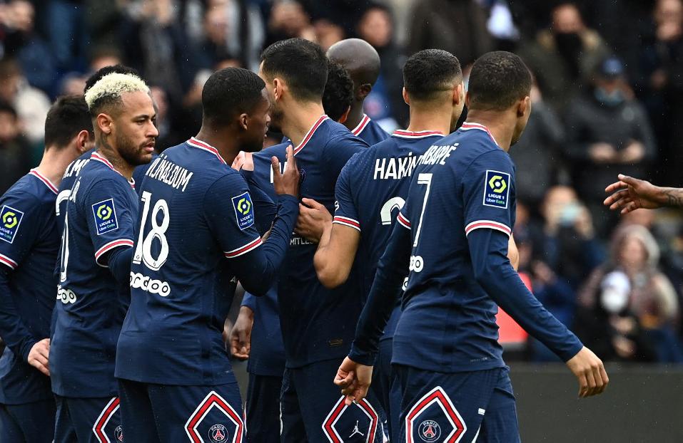 Sigue el enfado: Instalaciones del PSG aparecen con mensajes de insultos