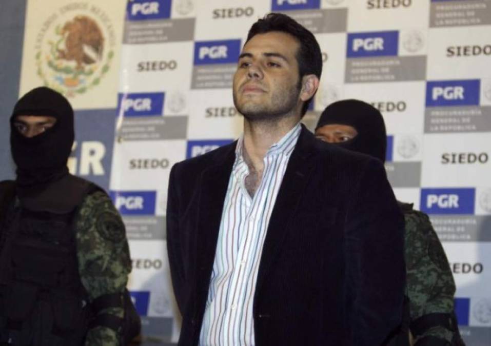 Vicente Zambada Niebla 'el Vicentillo', hijo mayor de Ismael 'El Mayo' Zambada, se encuentra encarcelado en Estados Unidos tras ser extraditado en 2014.<br/><br/>Compadre del Chapo Guzmán, quien también era su suegro por su matrimonio con Giselle Guzmán Salazar, fue el principal testigo en el juicio contra el ex jefe del cartel de Sinaloa en Nueva York. <br/><br/>Por su cooperación con las autoridades estadounidenses, 'El Vicentillo' fue sentenciado a 15 años de prisión, por lo cual saldría libre en solo tres años tras ser arrestado en 2009.