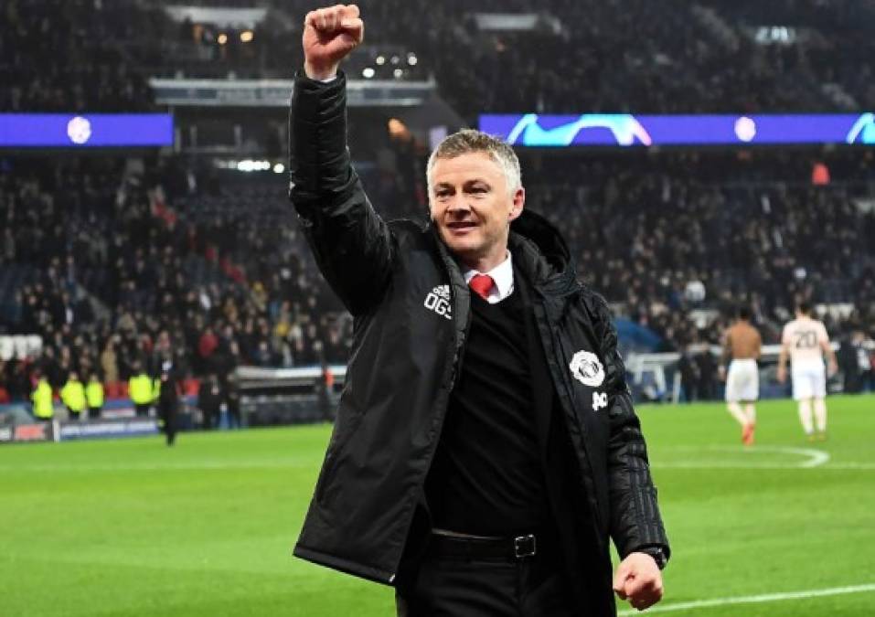 Ole Gunnar Solskjaer, entrenador del Manchester United, celebrando la victoria y clasificación.