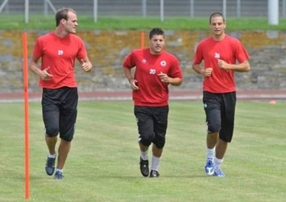 'Hice la prueba dos días y el domingo el entrenador le dijo a mi agente que quería ficharme. Me tomaron fotos con la camiseta oficial del equipo, firmé el contrato, publicaron en el sitio web del CSKA que estaba firmando', cuenta Akcelrod (en la imagen, derecha, entrenando con el equipo búlgaro).