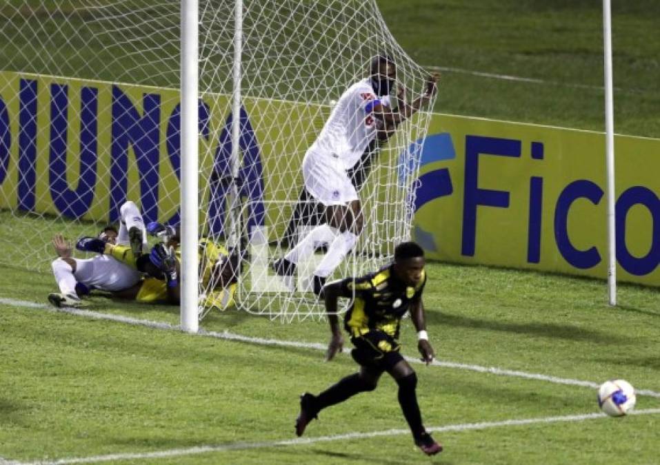 Secuencia de la oportunidad que se perdió Jerry Bengtson frente a la portería de Luis 'Buba' López.