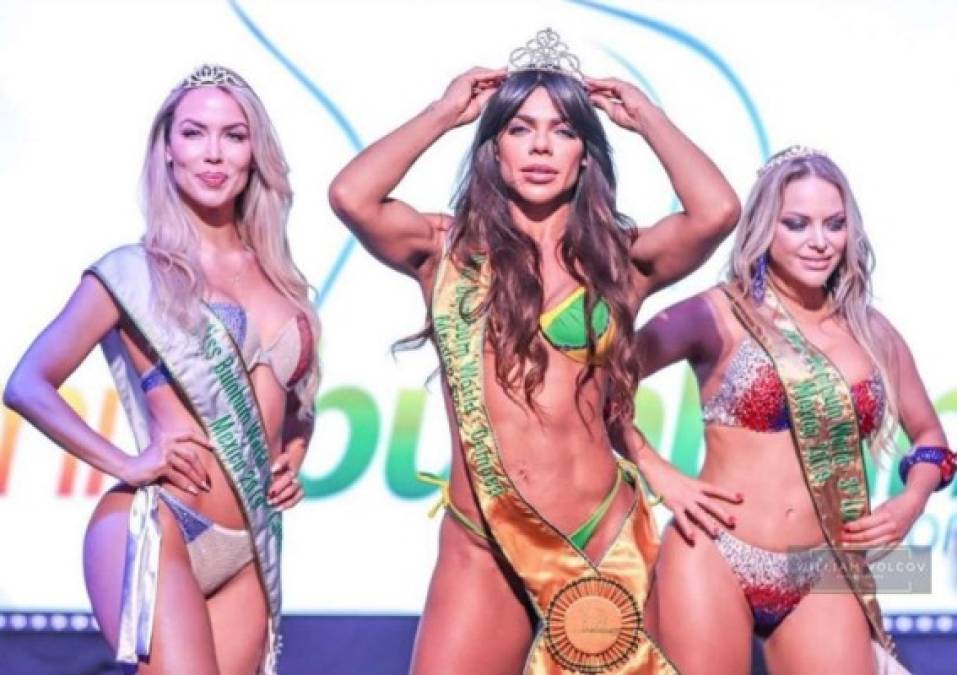 Aunque es de origen brasileño, Souza representó a Francia en el concurso de belleza. Pese a que no quedó como la reina del certamen (Suzy Cortez) fue su profesión lo que llamó la atención.