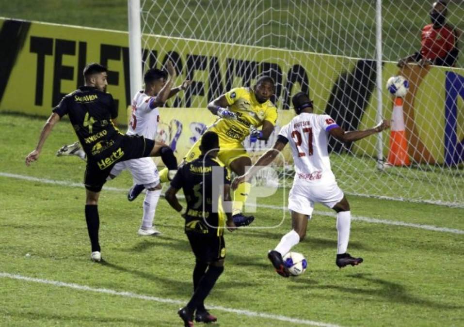 Secuencia de la oportunidad que se perdió Jerry Bengtson frente a la portería de Luis 'Buba' López.